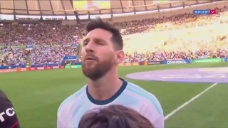 Месси впервые поёт гимн Аргентины