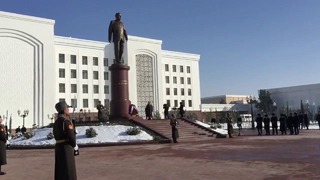 Shavkat Mirziyoyev Qarshi shahrida Islom Karimov haykalini ochdi