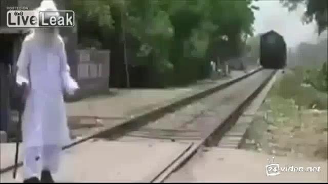 Дед против поезда