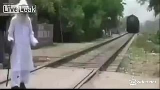 Дед против поезда