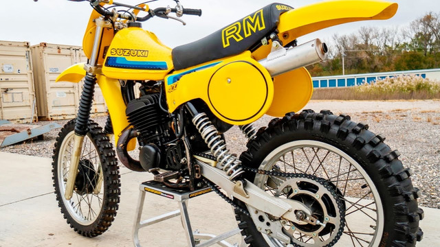 Suzuki RM400 – Неубиваемый Мотоцикл Вне Времени