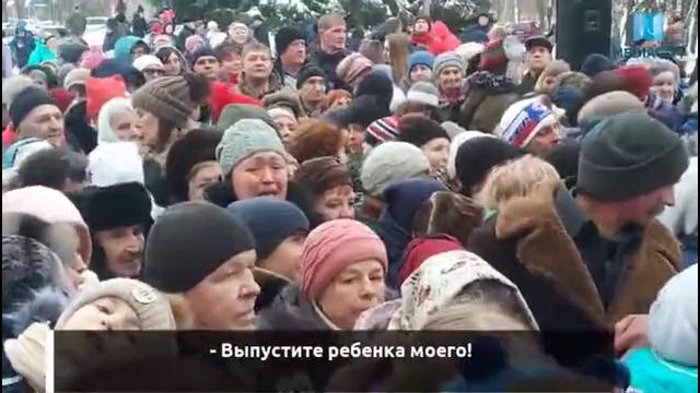Большая толпа в Курске из-за бесплатных конфет и подарок