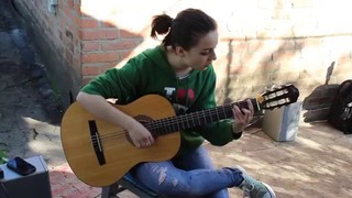 Девушка красиво поет под гитару