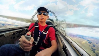 Школьник в одиночку управляет самолетом в свои 14 лет