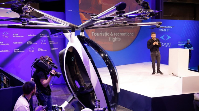 Выставка VivaTech в Париже: тактильные жилеты и летающие такси