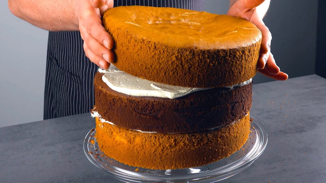Резать этот торт – отдельное удовольствие! Гости охают-ахают и хватаются за камеру