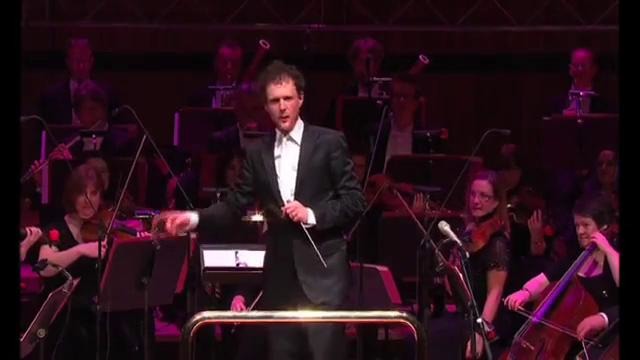 Funny! Orchestra plays Microsoft Windows™ – the waltz