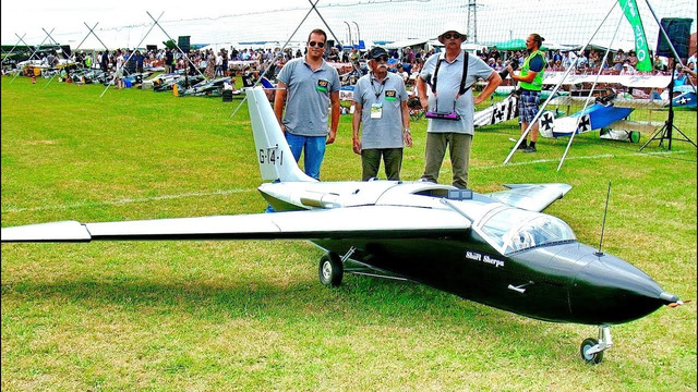 Гигантская радиоуправляемая модель самолёта SHERPA SB-4