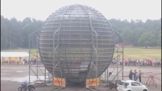 Глобус смерти – Сделал 12 петель в аттракционе