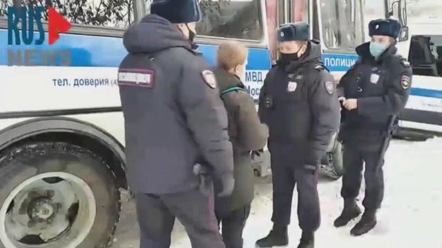 Полицейский ударил в голову задержанного