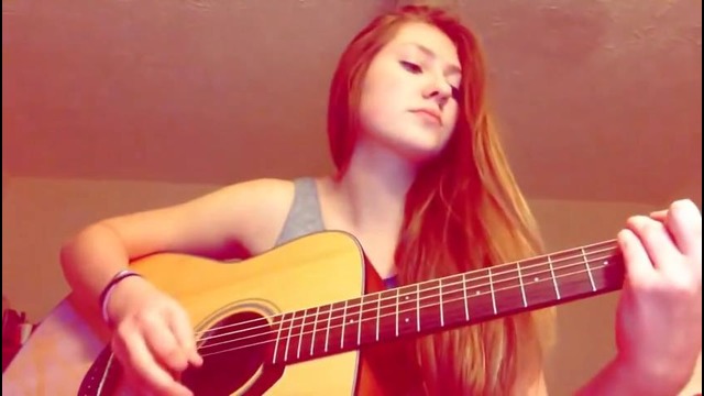 Девушка красиво поет и играет на гитаре