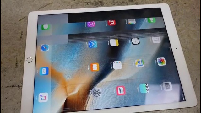 Пользователь сломал iPad Pro голыми руками