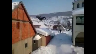 Сумасшедший прыжок с крыши в снег