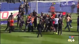 Фанаты Бастия напали на игроков Лиона прямо на поле
