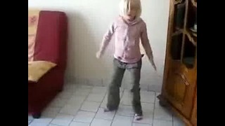 Маленкая девочка танцует