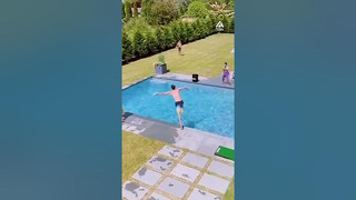 Guys Pass Frisbee To Each Other In Pool | People Are Awesome