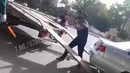 Мужчина стоя на коленях попросил инспектора ДПС не отправлять авто на штрафстоянку