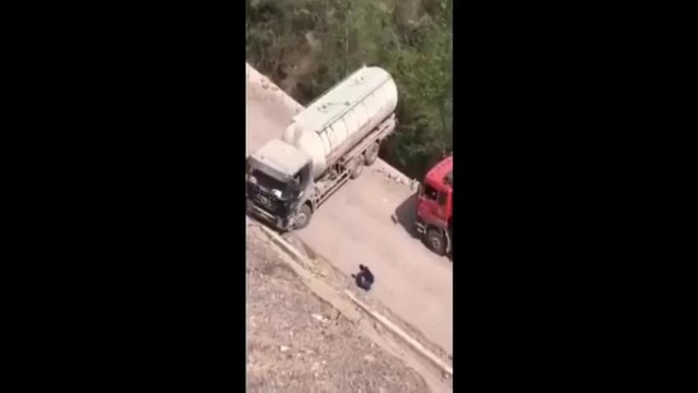 Разворот грузовика на краю обрыва