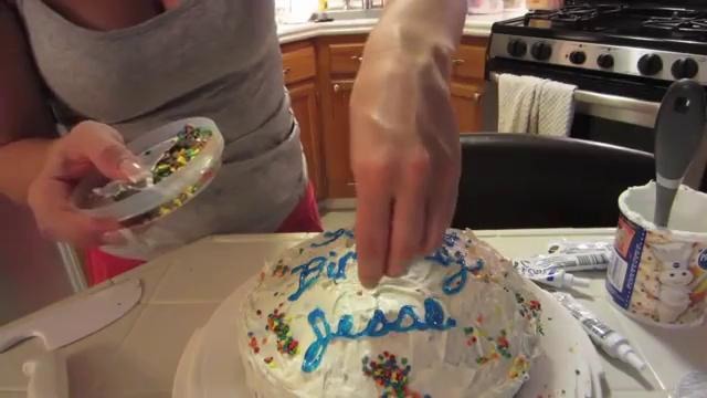 PrankvsPrank – Balloon cake prank