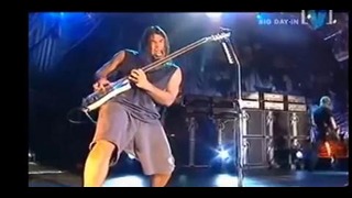 For those who thinks that Bass guitar is the shit