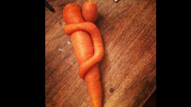 Лютые овощи. Морковка моется в тарелке