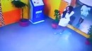 Девушка на каблуках и цветок