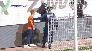 Ребёнок взял автограф у Холланда во время матча Боруссия Д – Атлетик