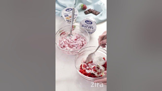 Замороженный йогурт с клубникой в шоколаде