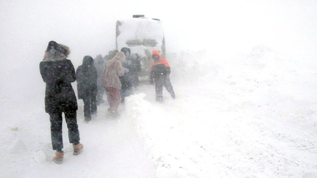 Сотни людей и машин спасли на заснеженных трассах Казахстана