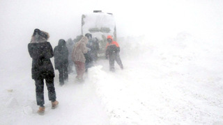 Сотни людей и машин спасли на заснеженных трассах Казахстана