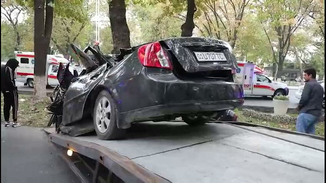 «Торопился в мечеть». В Ташкенте водитель насмерть сбил пешеходов, врезался в дерево и погиб сам