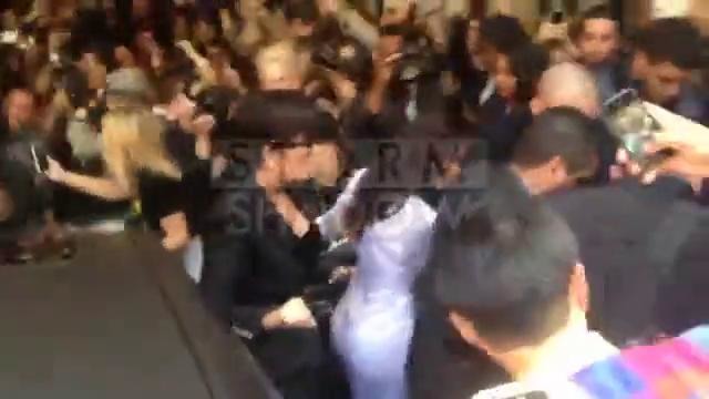 Kim Kardashian Screaming as she gets crushed in Paris