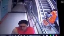 Женщина уронила ребенка с эскалатора, пытаясь сделать красивое селфи