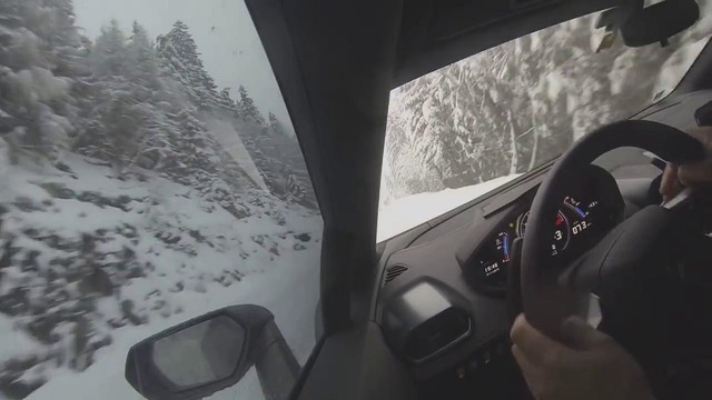 Lamborghini Huracan и снежные горные дороги