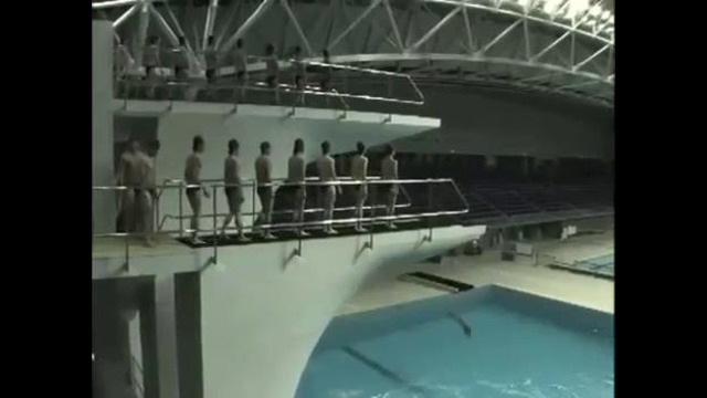Тренировка китайских прыгунов в воду