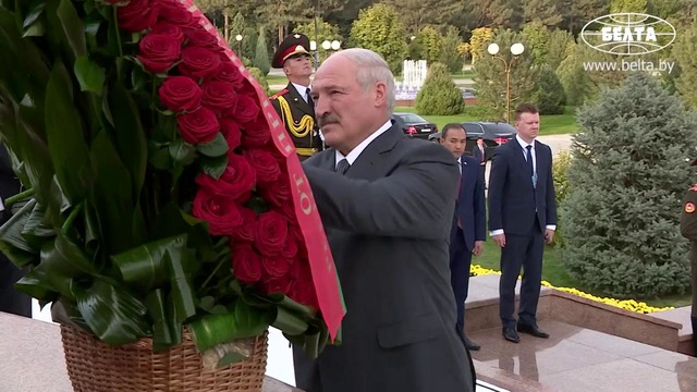 Лукашенко возложил венок к Монументу Независимости и гуманизма в Ташкенте
