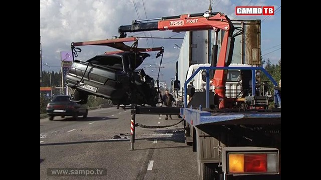 В Петрозаводске на Лесном проспекте легковушка влетела под грузовик