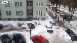 Падение снега с крыши на автомобиль