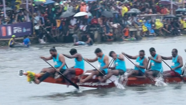 Гонки на лодках-змеях привлекли тысячи зрителей в Индии