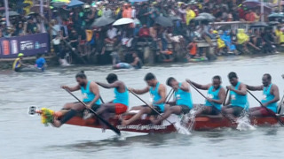 Гонки на лодках-змеях привлекли тысячи зрителей в Индии