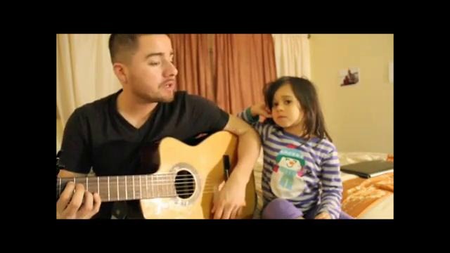 Папа и доча поют под гитару