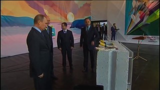 Путин закладывает капсулы вместе с детьми