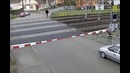 Идиот дня! Никогда не пересекайте закрытый жд переезд