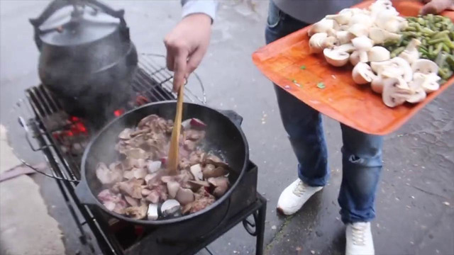 Сковорода с куриной печенью и грибами