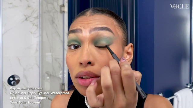Модель Анжела Пересыпкина показывает вечерний макияж глаз со стрелками | Vogue Россия