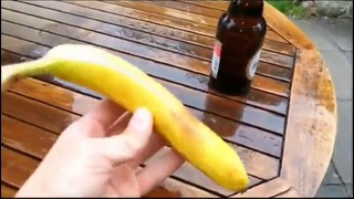Как открыть бутылку бананом