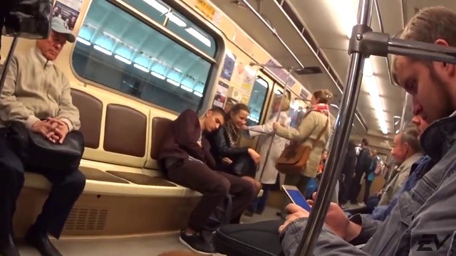 Пранк. спит на людях в метро