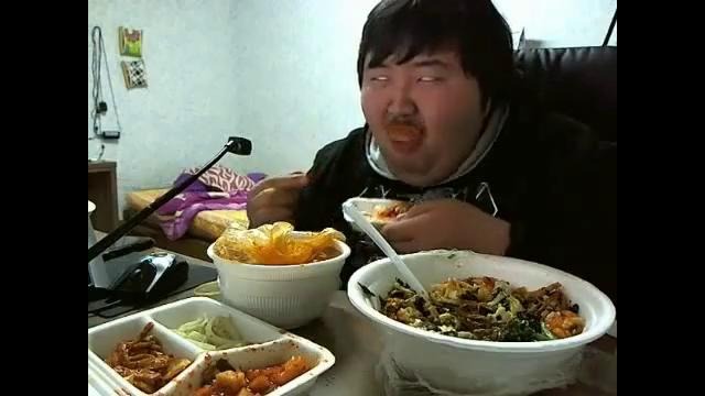 Кореец ест и смеется))