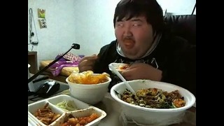 Кореец ест и смеется))