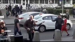 Уличный музыкант преподал урок назойливому прохожему